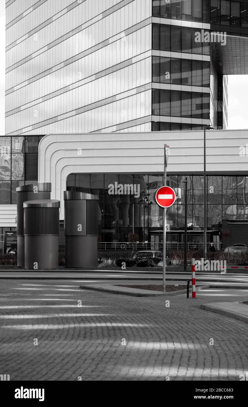strada in bianco e nero con stop rosso Foto Stock