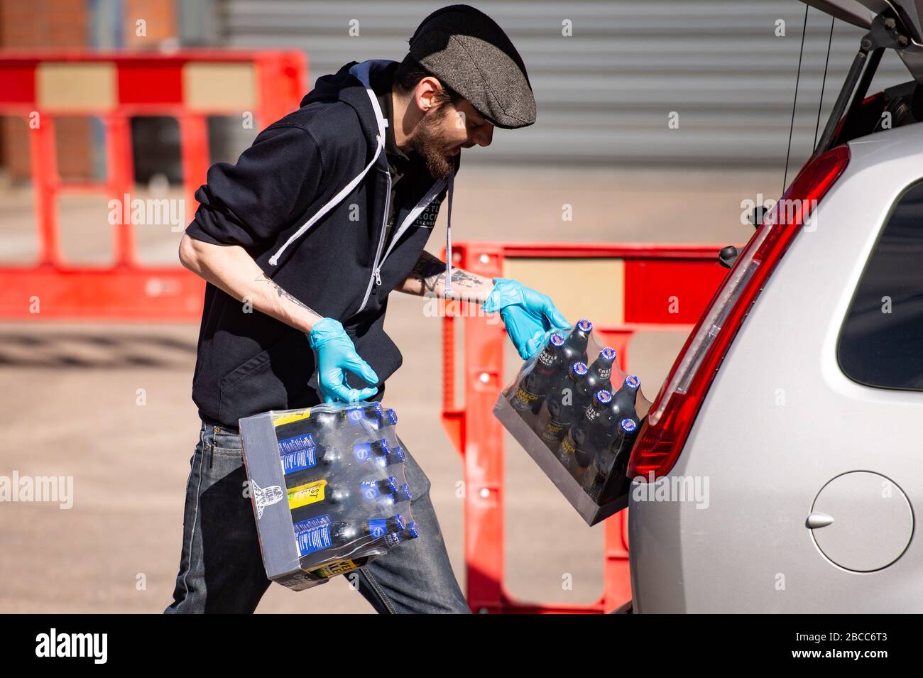 Il personale del Castle Rock Brewery, che opera una stazione di raccolta della birra drive-thru, si trova alla base di Nottingham. Foto Stock