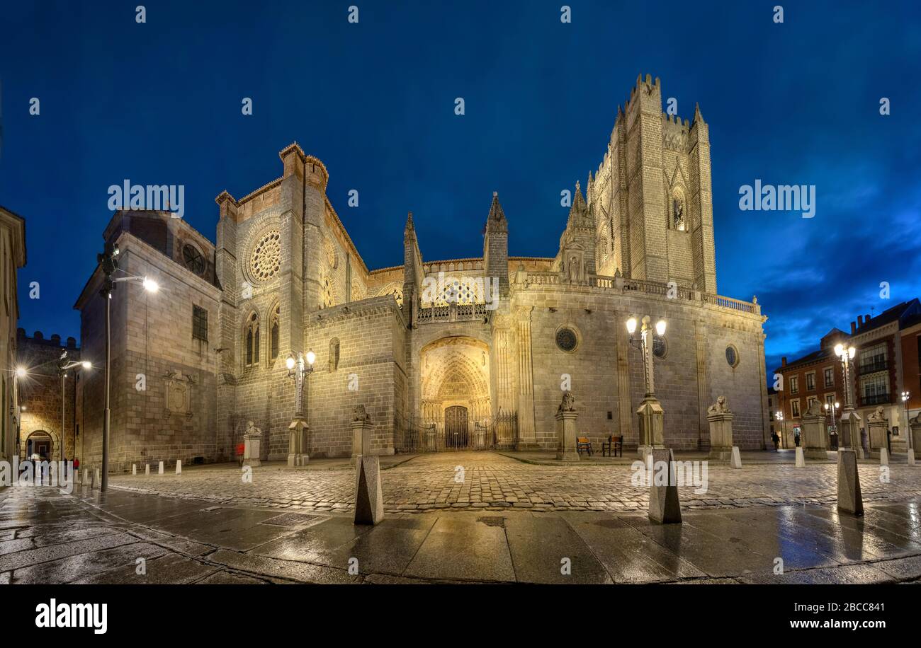 Avila, Spagna. Vista panoramica della cattedrale romanica-gotica costruita nelle mura della città Foto Stock