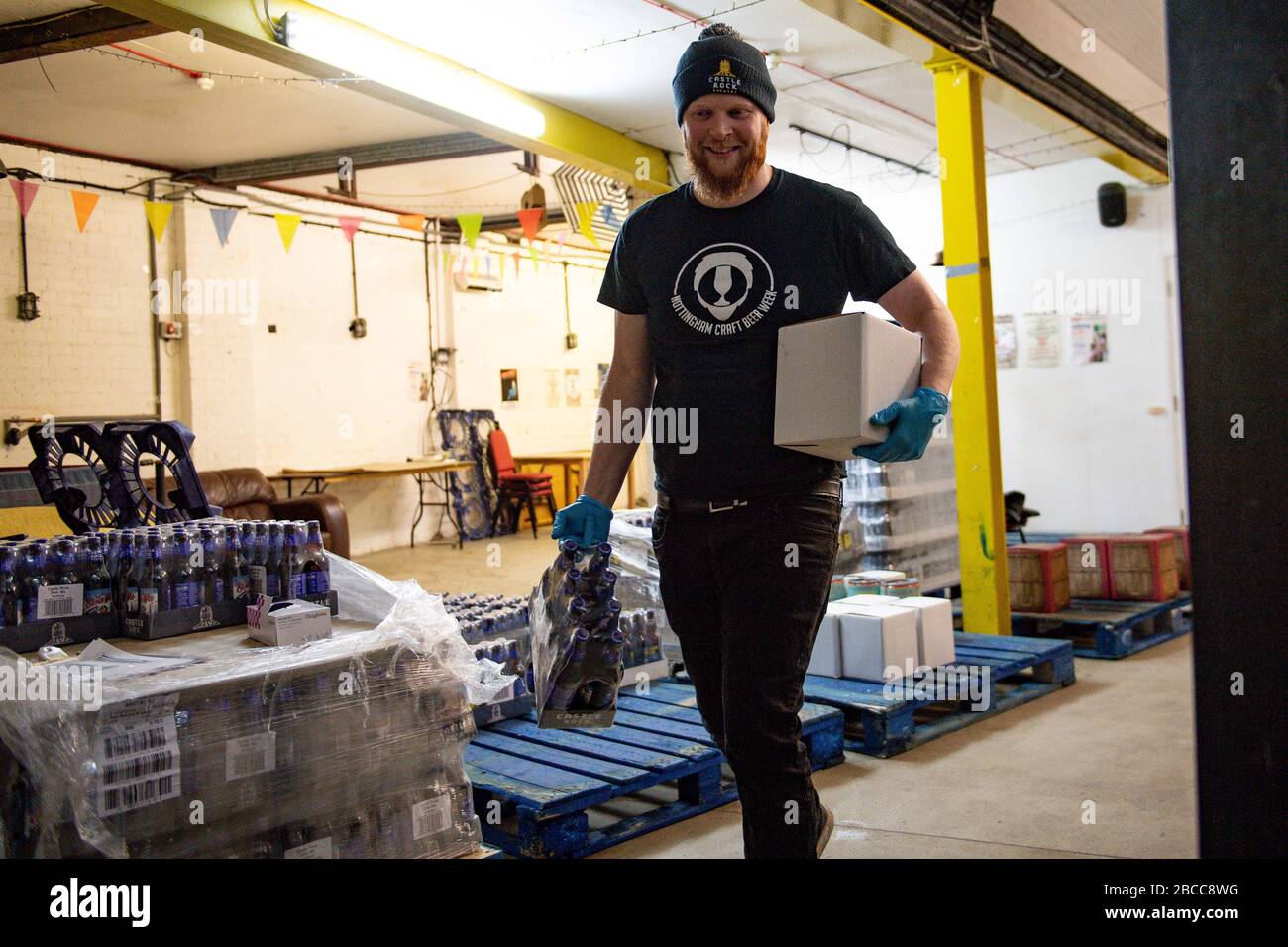 Il personale del Castle Rock Brewery, che opera una stazione di raccolta della birra drive-thru, si trova alla base di Nottingham. Foto Stock