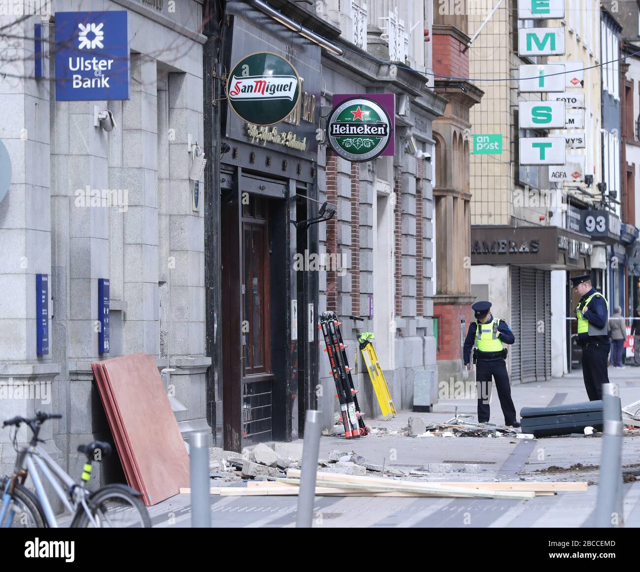 La scena di Clanbrassil Street a Dundalk, Co Louth, dove due ATM sono stati rubati in un raid notturno. Foto Stock