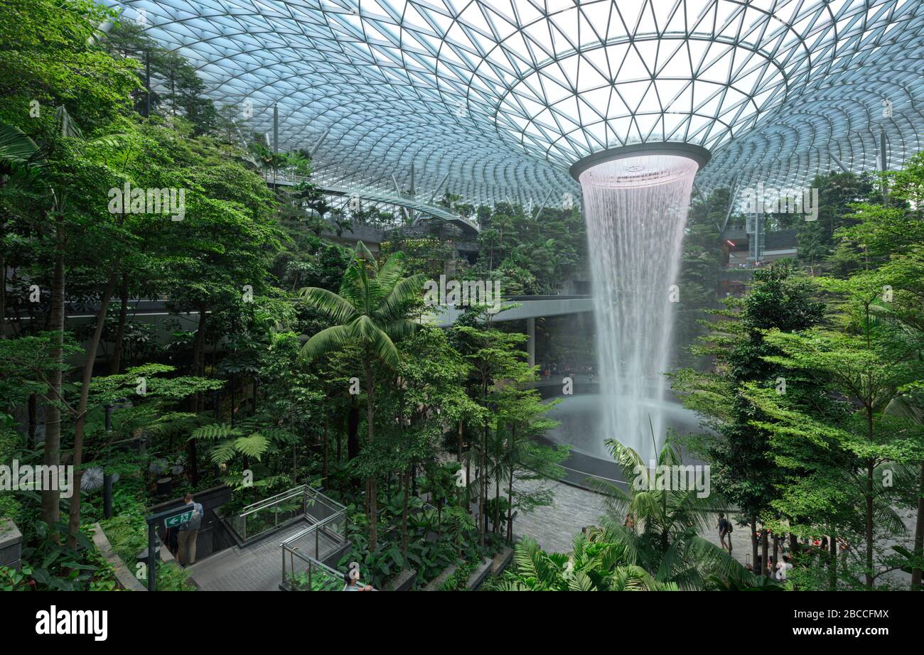 Singapore-30 Agosto 2019: L'Aeroporto Jewel Changi e' un nuovo edificio terminale sotto una cupola di vetro, con cascata interna e foresta tropicale, centri commerciali per lo shopping Foto Stock