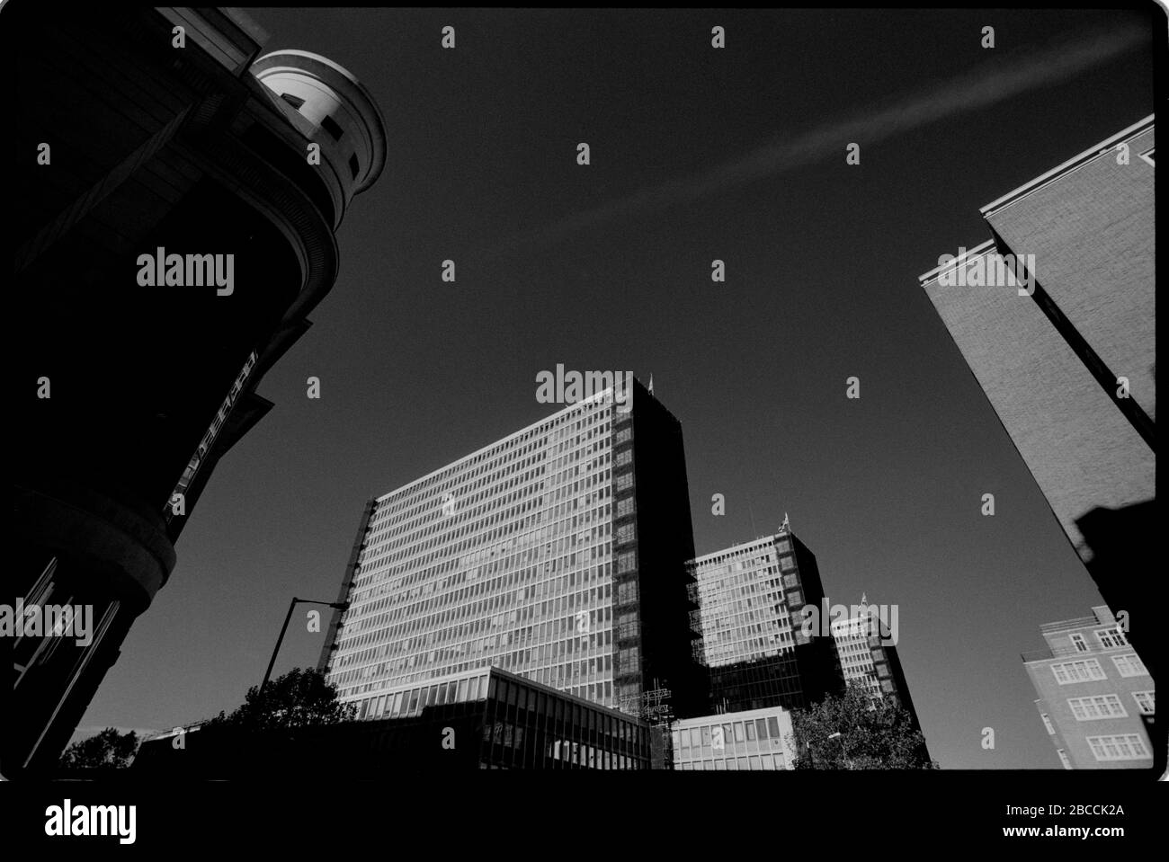 Londra Westminster Department of the Environment Old Buildings nel 1995 i Dipartimenti dell'ambiente (Doe) e i Trasporti (DFT). Gli uffici centrali di entrambi i reparti erano situati nelle Torri di Marsham - tre torri di cemento a 20 piani (Nord, Centro e Sud) unite da piani 'podium' al livello 3. Le torri hanno vinto un premio architettonico, e vantati ascensori espresso, ingressi in marmo e scale mobili al terzo piano - uffici governativi molto moderni per la 1970s iniziale. La costruzione era iniziata all'inizio della 1960s ma fu completata nel 1971, diventando l'ufficio della nuova Doe cria Foto Stock