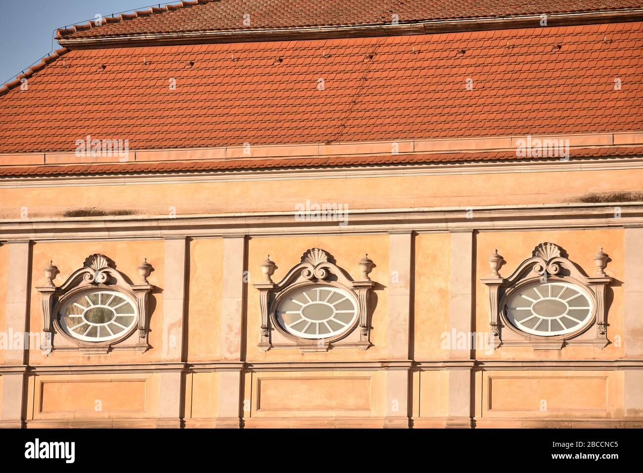 Finestre ovali sulla cima del castello di Charlottenburg a Berlino Foto Stock