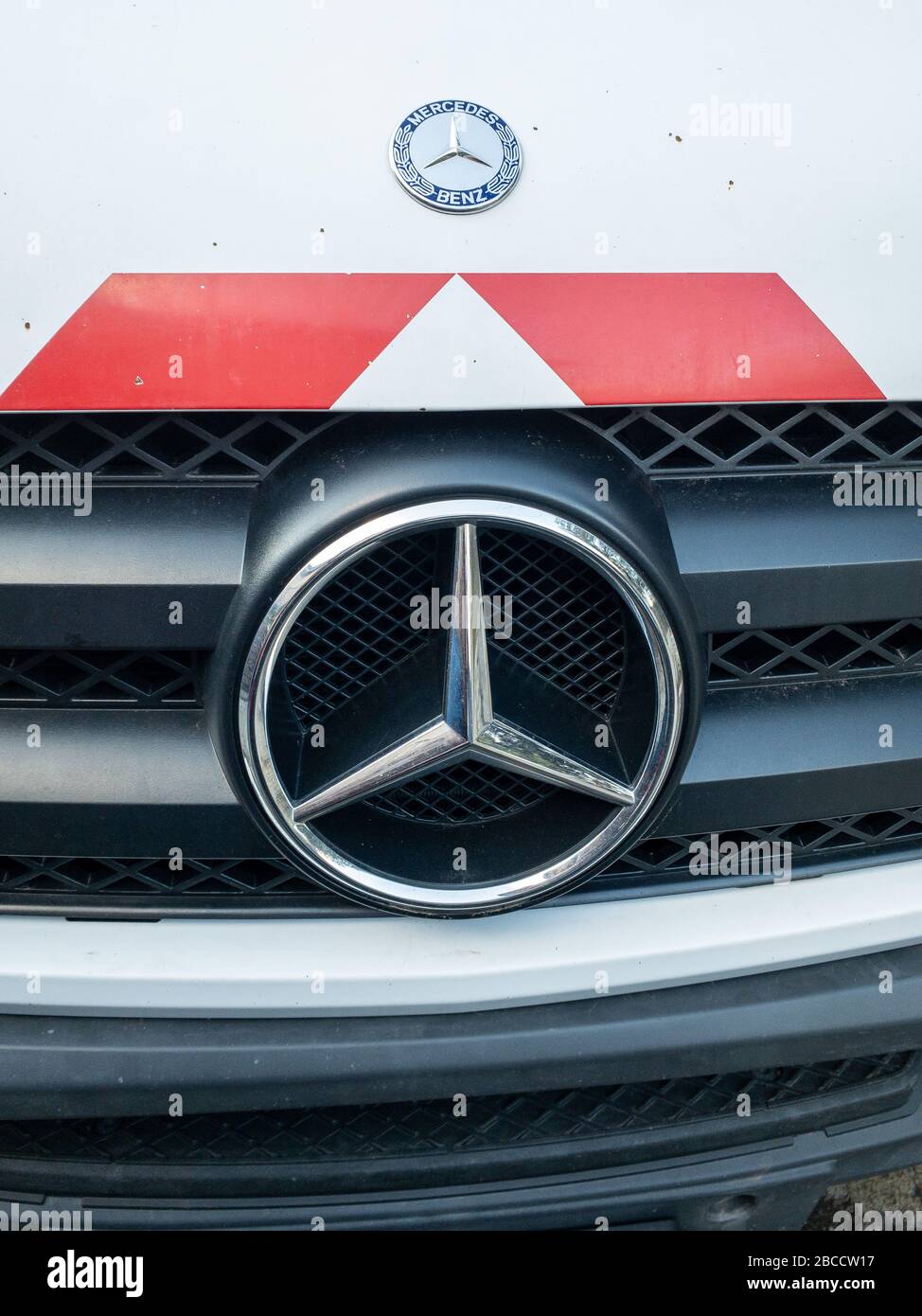 Belgrado, Serbia - 15 febbraio 2020: Mercedes Benz tre stelle a punta a Sprinter Van a Belgrado, Serbia. Foto Stock