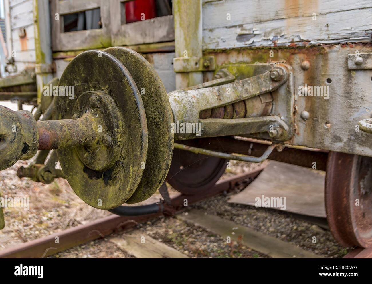 Carrozza su rotaie, carrozza in legno bianco. Vecchio tipo di gancio ferroviario e tamponi per collegare carri ferroviari merci. Foto Stock