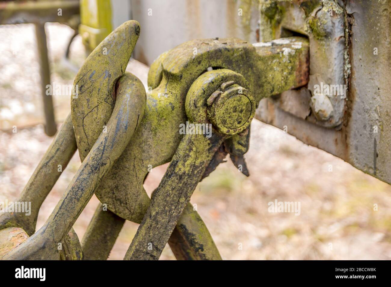 Carrozza su rotaie, carrozza in legno bianco. Vecchio tipo di gancio ferroviario e tamponi per collegare carri ferroviari merci. Foto Stock