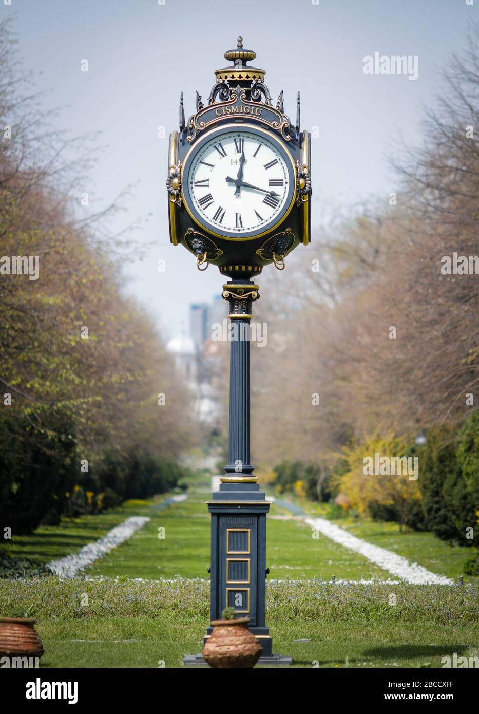 Parco Cismigiu nel centro di Bucarest, Romania, durante una soleggiata giornata primaverile. Foto Stock