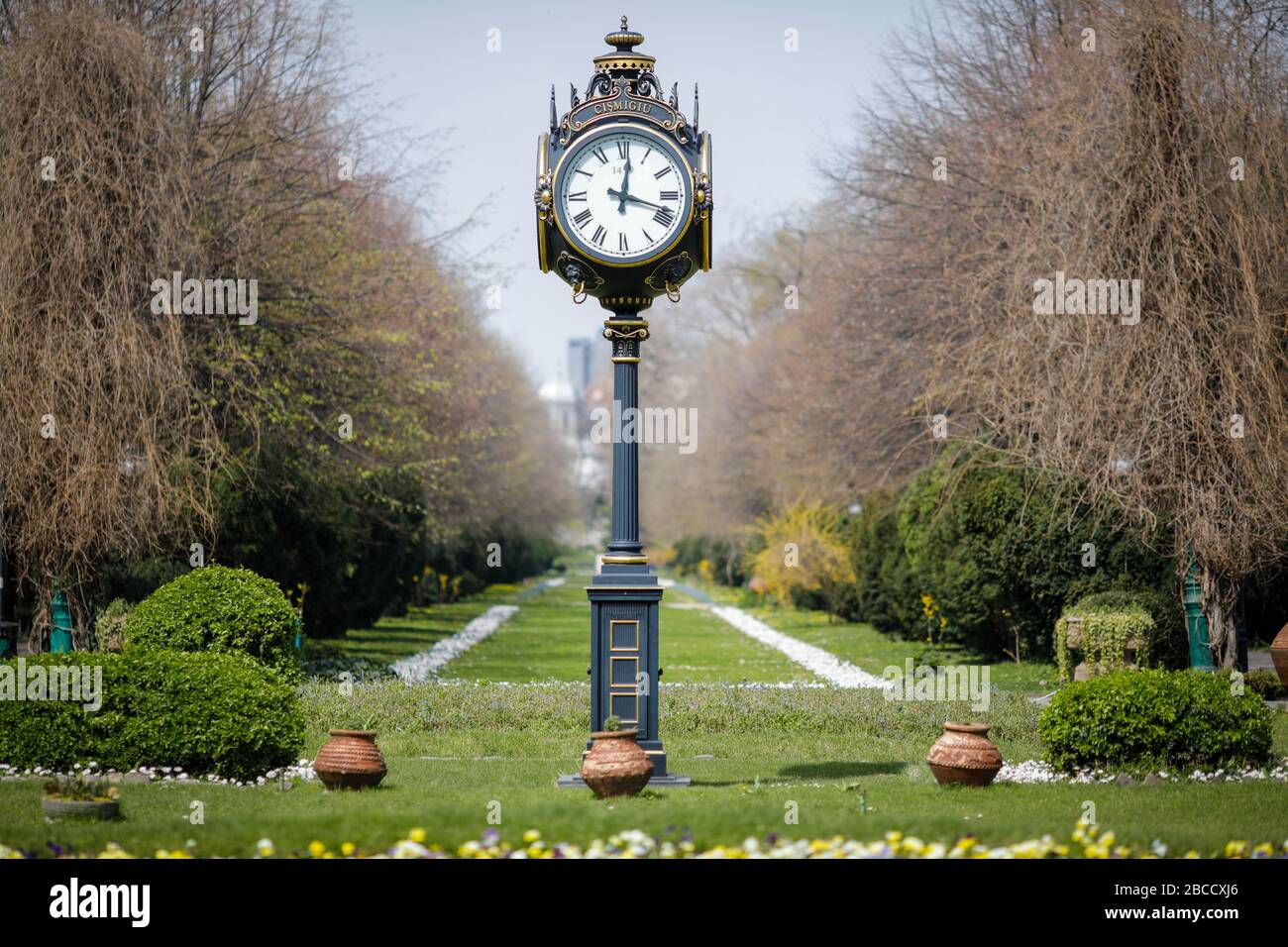 Parco Cismigiu nel centro di Bucarest, Romania, durante una soleggiata giornata primaverile. Foto Stock