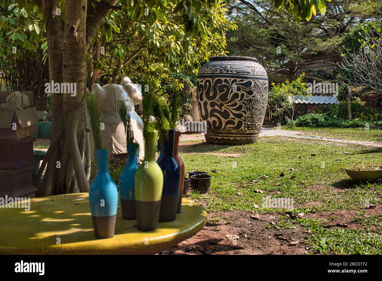 Incredibili splendidi e colorati prodotti in ceramica con molte forme diverse nel giardino della fabbrica di ceramiche Tao Hong Tai a Ratchaburi, tailandese Foto Stock