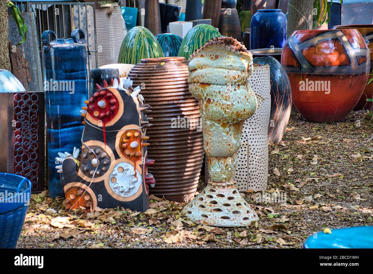 Incredibili splendidi e colorati prodotti in ceramica con molte forme diverse nel giardino della fabbrica di ceramiche Tao Hong Tai a Ratchaburi, tailandese Foto Stock