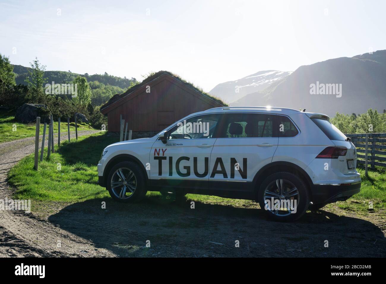 VW Tiguan parcheggiata in una fattoria rurale, vista di lato. Foto Stock