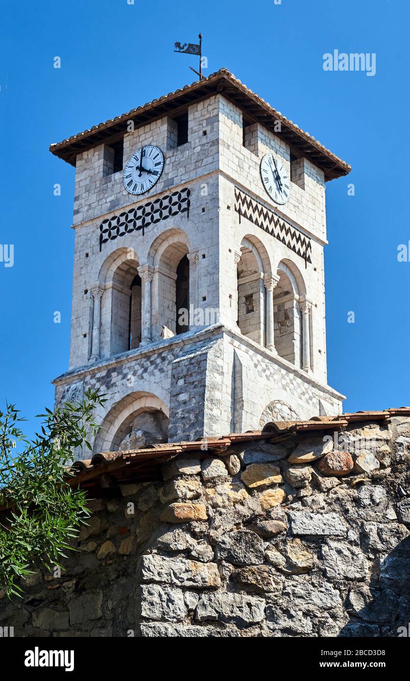 Il campanile della chiesa medievale Saint-Pierre-aux-liens di Ruoms Foto Stock
