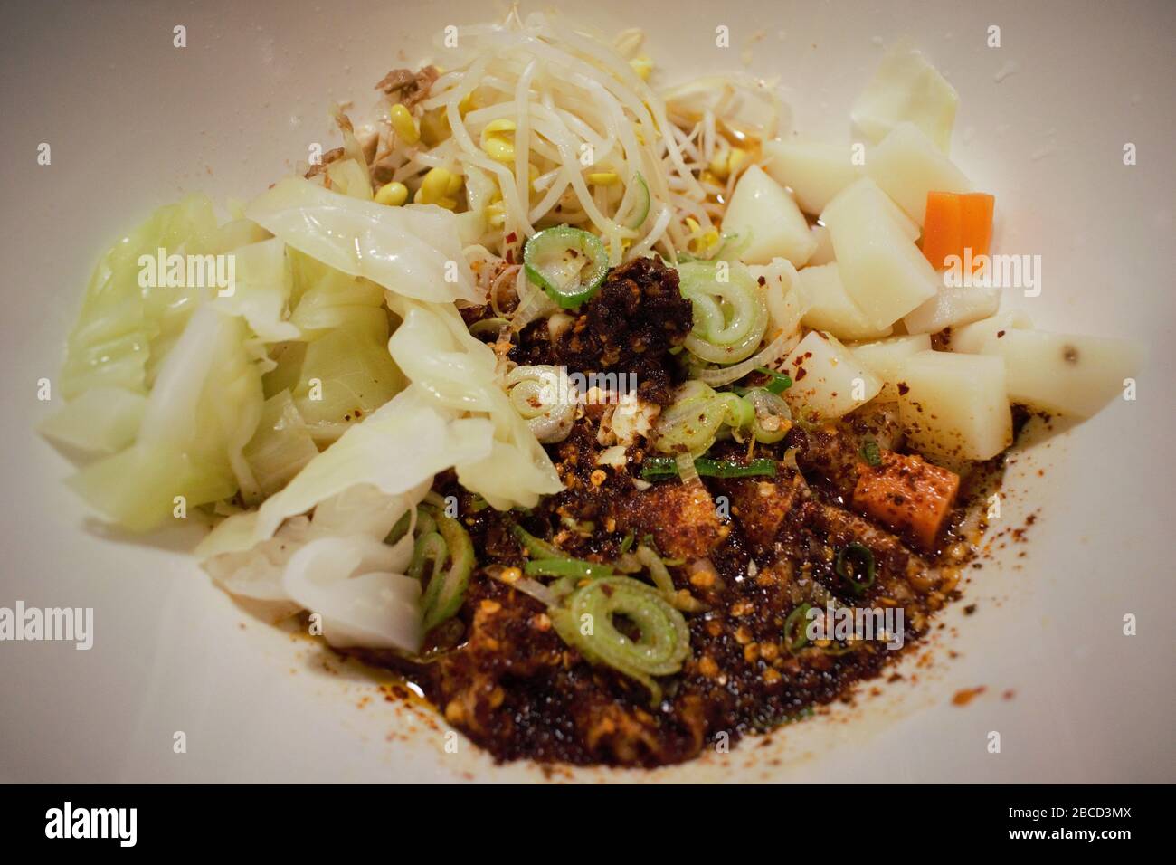 Spiccato olio caldo spotted noodles Biang Biang Mian, piatto cinese di noodle Foto Stock