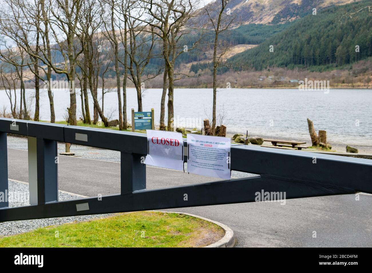 Loch Lubnaig, Loch Lomond e il Trossachs National Park, Stirlingshire, Scozia, Regno Unito. 4th Apr, 2020. Con tutti i servizi per i visitatori e gli edifici chiusi fino a nuovo avviso si chiede di non visitare il Loch Lomond e il Trossachs National Park. Foto Loch Lubnaig chiuso servizi compreso parcheggio Credit: Kay Roxby/Alamy Live News Foto Stock