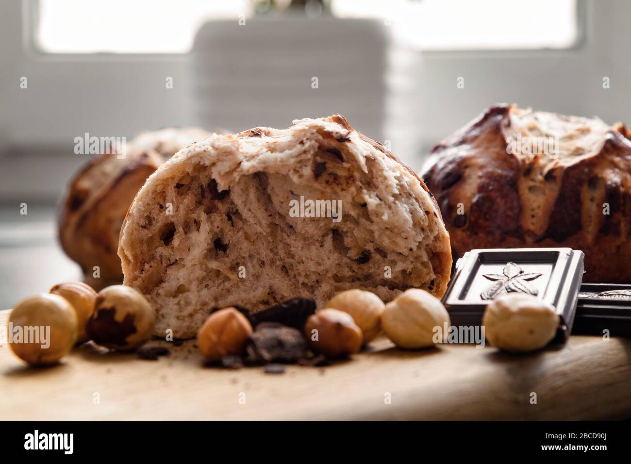 Panini rotti con noci e cioccolato su una vista ravvicinata del tagliere. Pasticceria fatta in casa Foto Stock