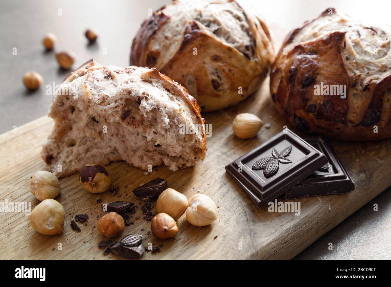 Panini rotti con noci e cioccolato su una vista ravvicinata del tagliere. Pasticceria fatta in casa Foto Stock