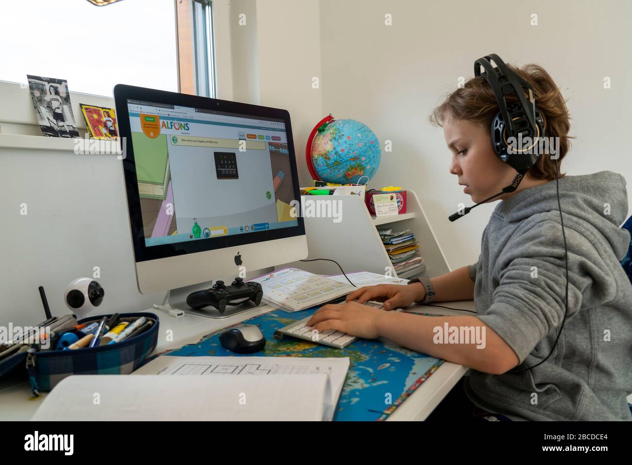 Ragazzo, bambini della scuola primaria, apprendimento domestico, fare i compiti, imparare a distanza, classe virtuale, chattare con insegnanti e compagni di classe, scuola domestica, Foto Stock