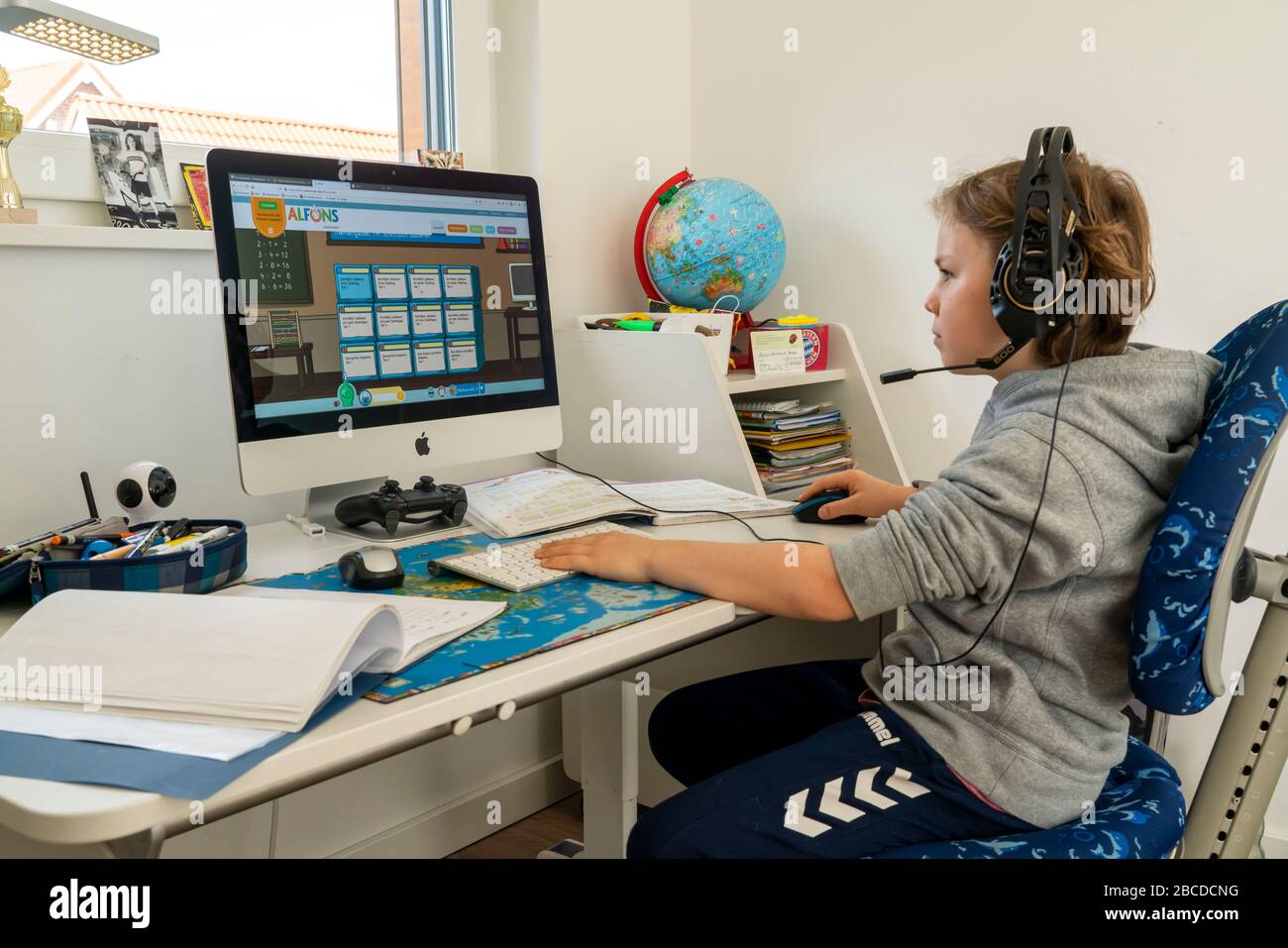 Ragazzo, bambini della scuola primaria, apprendimento domestico, fare i compiti, imparare a distanza, classe virtuale, chattare con insegnanti e compagni di classe, scuola domestica, Foto Stock