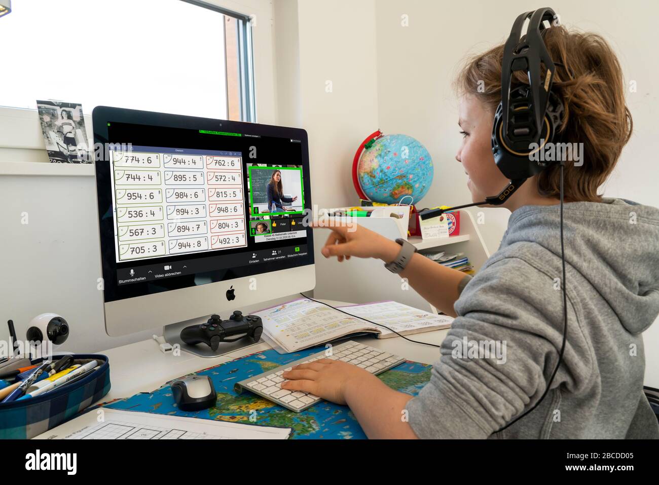 Ragazzo, bambini della scuola primaria, apprendimento domestico, fare i compiti, imparare a distanza, classe virtuale, chattare con insegnanti e compagni di classe, scuola domestica, Foto Stock