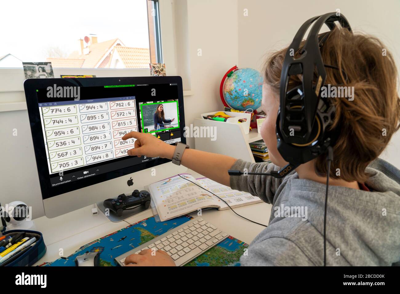 Ragazzo, bambini della scuola primaria, apprendimento domestico, fare i compiti, imparare a distanza, classe virtuale, chattare con insegnanti e compagni di classe, scuola domestica, Foto Stock