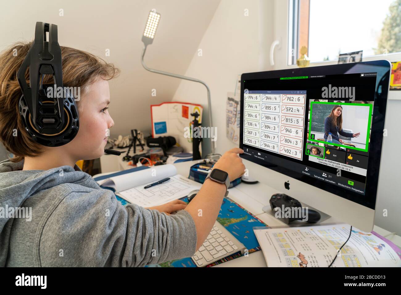 Ragazzo, bambini della scuola primaria, apprendimento domestico, fare i compiti, imparare a distanza, classe virtuale, chattare con insegnanti e compagni di classe, scuola domestica, Foto Stock