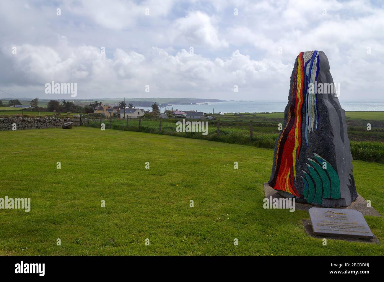 Questo colorato monumento sorge in una parte del Copper Coast Geopark con vista sulla pittoresca costa. Contea di Waterford, Irlanda. Foto Stock