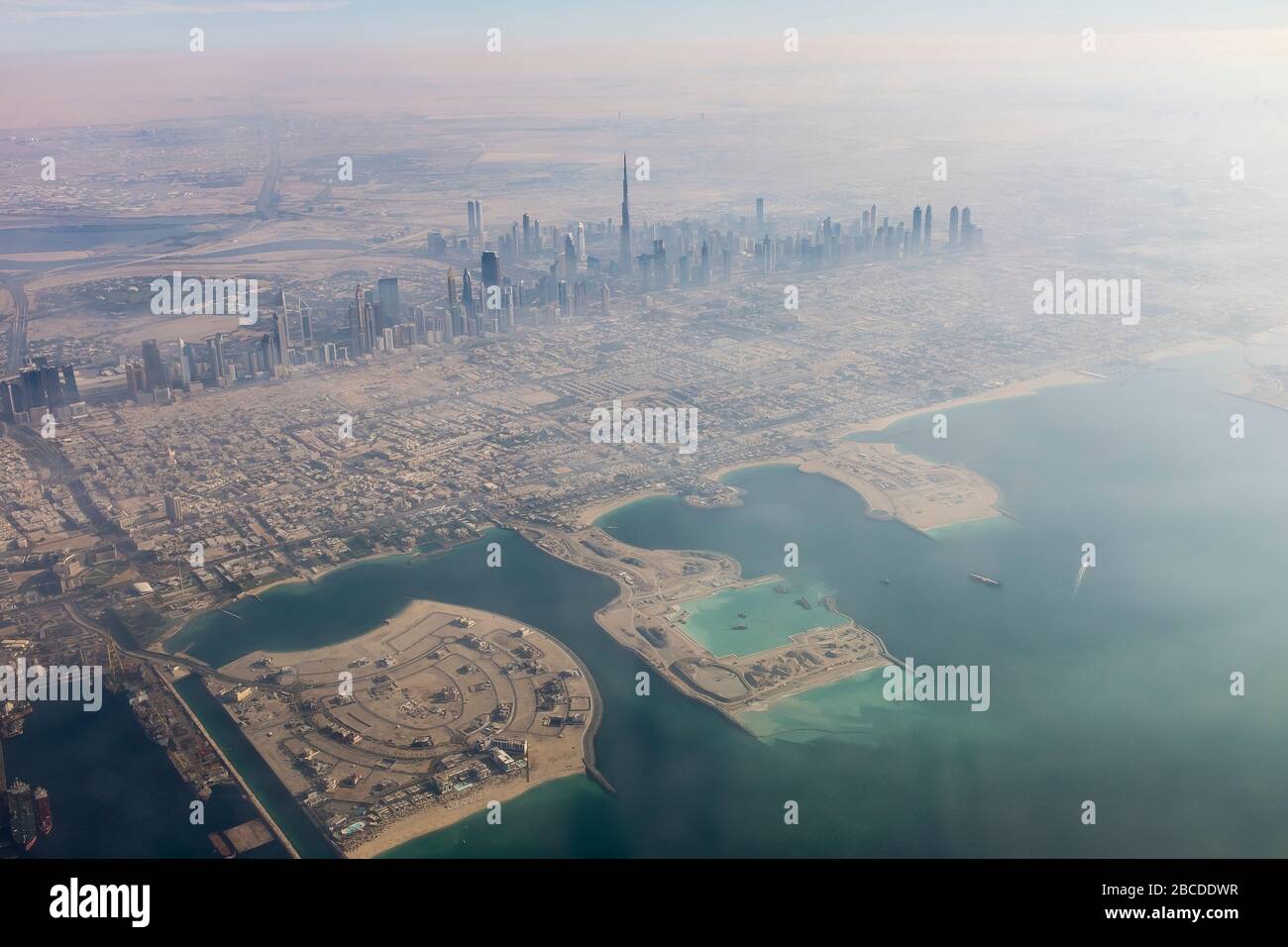 Una vista aerea presa da un aereo della città di Dubai sullo sfondo del deserto con il Jumeira in primo piano. Dubai. EMIRATI ARABI UNITI Foto Stock