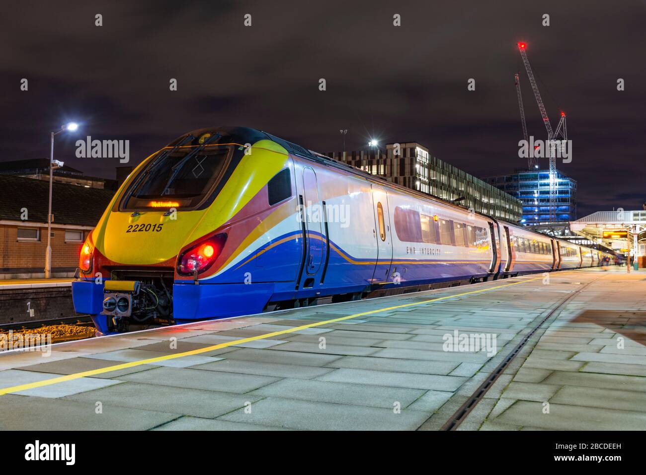 Scena notturna della East Midlands Railway Classe 222 Meridian alla stazione ferroviaria di Nottingham Foto Stock