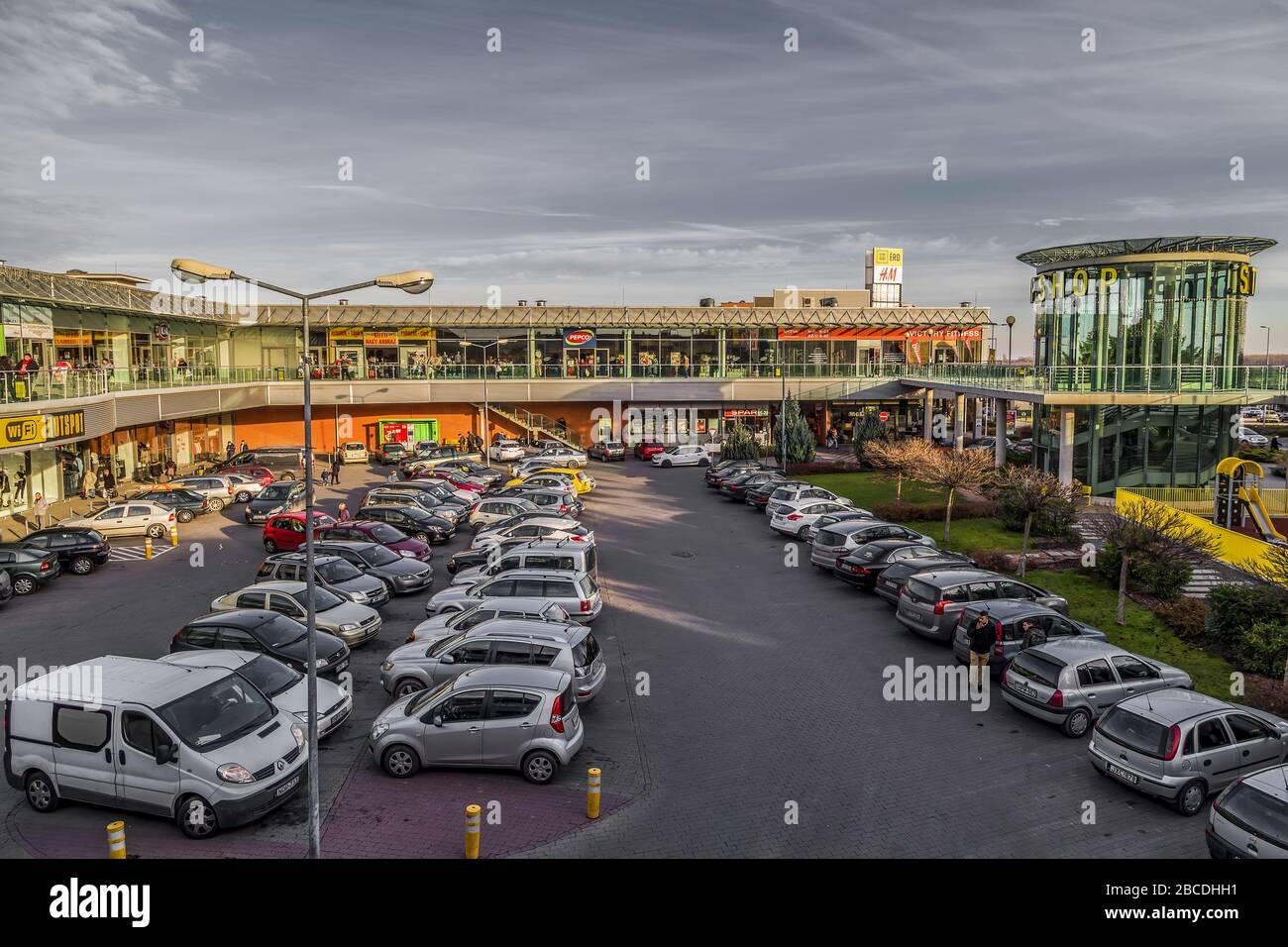 Il moderno complesso del centro commerciale e della stazione degli autobus a Érd, Hungary.Erd situato nell'area metropolitana di Budapest. Foto Stock