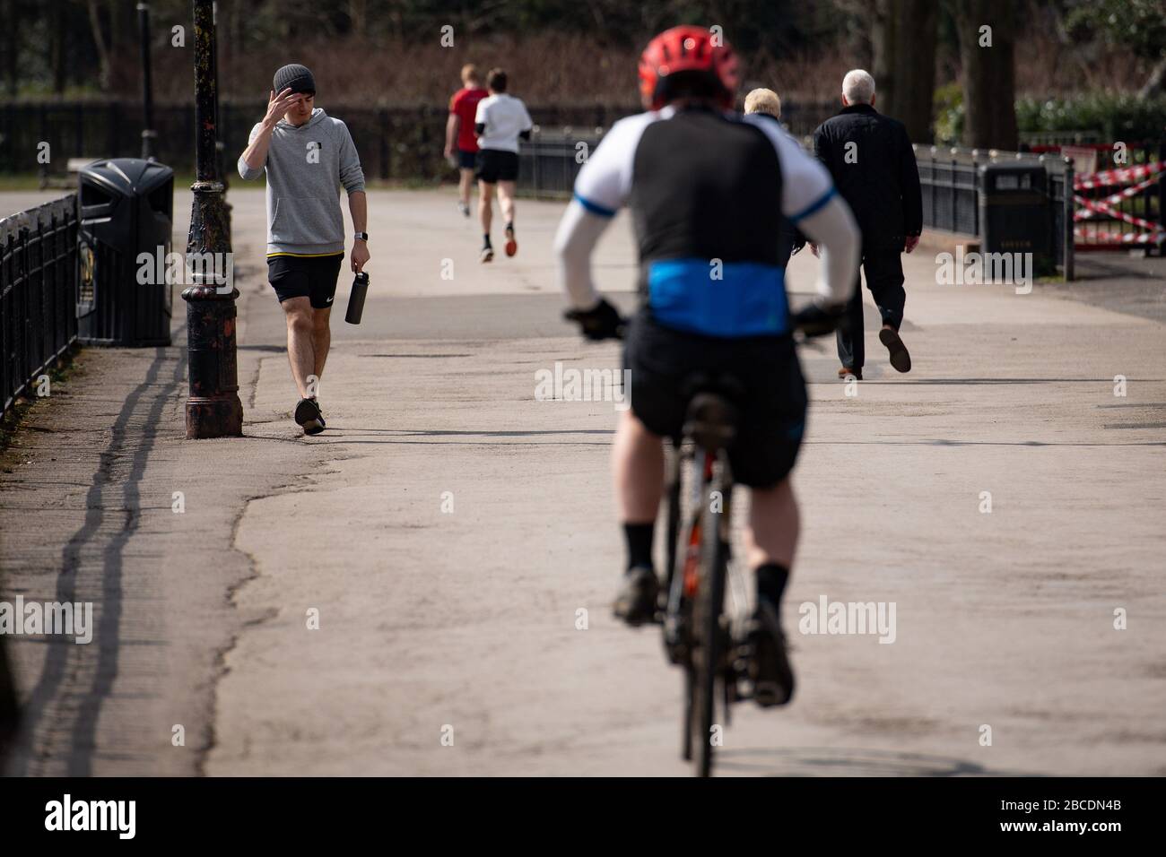 La gente si esercita a Cannon Hill Park a Birmingham, mentre il Regno Unito continua a bloccarsi per contribuire a frenare la diffusione del coronavirus. Foto Stock