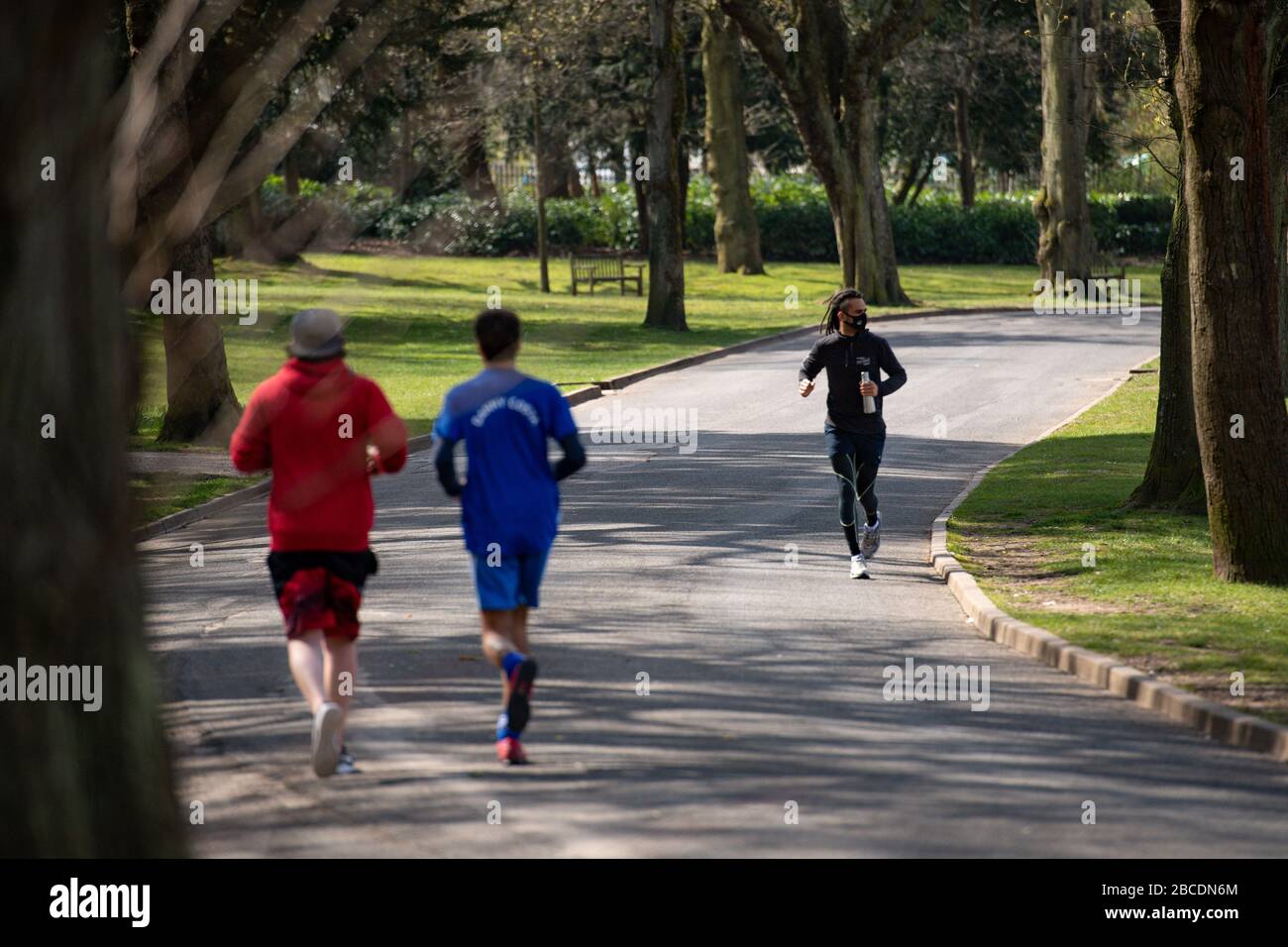 La gente si mette a jogging in un tranquillo Cannon Hill Park a Birmingham, mentre il Regno Unito continua a bloccarsi per contribuire a frenare la diffusione del coronavirus. Foto Stock