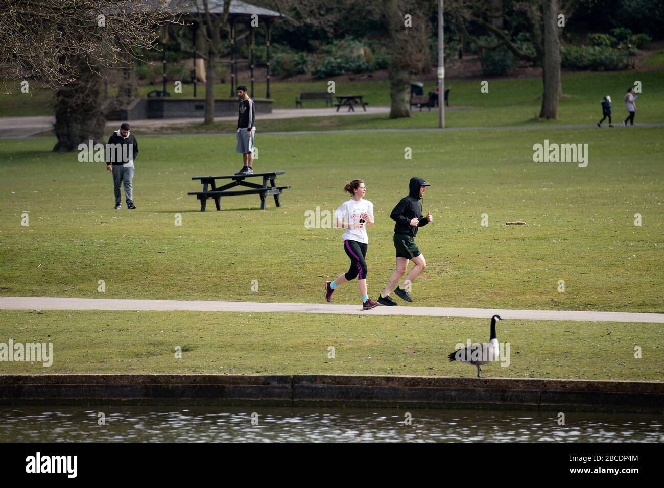 La gente si esercita a Cannon Hill Park a Birmingham, mentre il Regno Unito continua a bloccarsi per contribuire a frenare la diffusione del coronavirus. Foto Stock