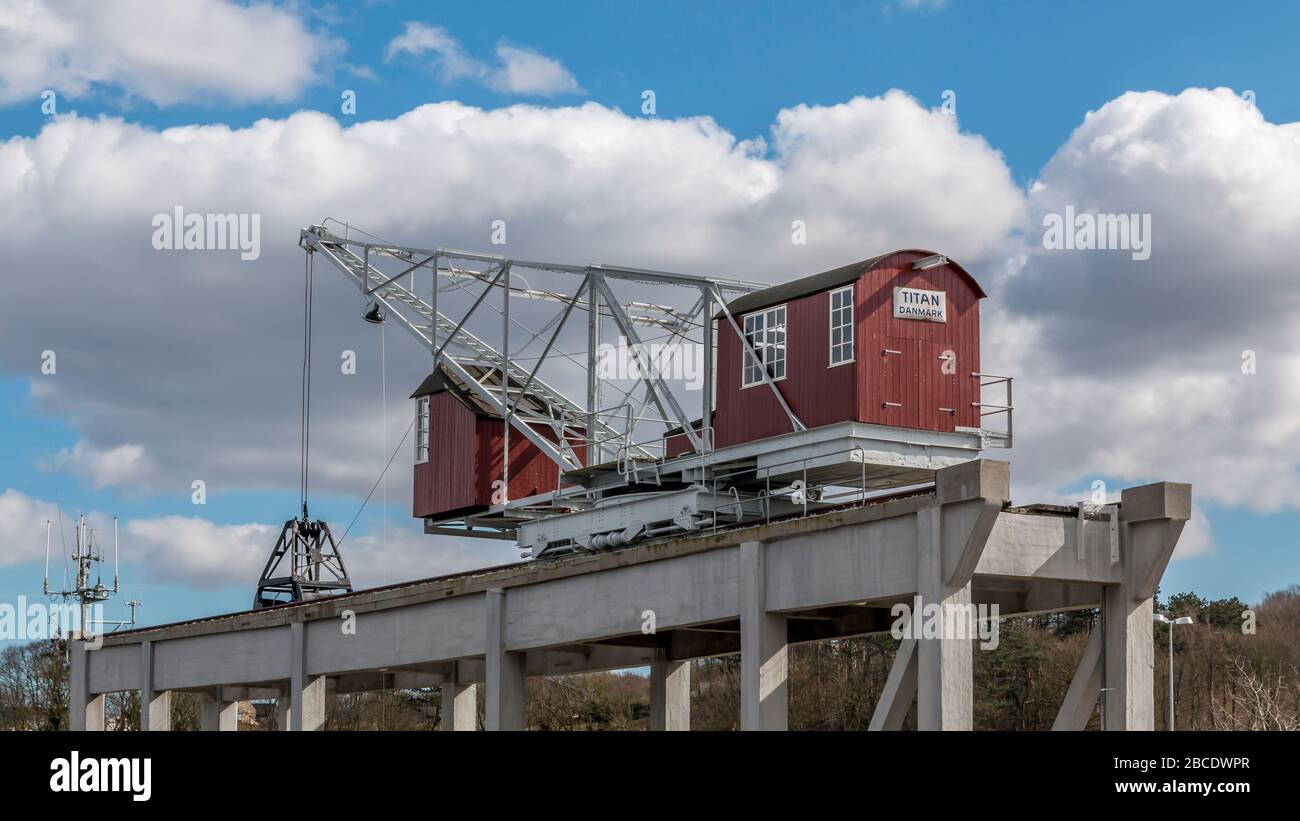 Mariager, Danimarca - 29 marzo 2020: Una vecchia gru veterana che è stata utilizzata per scaricare navi e treni nei vecchi tempi. Vecchia gru in legno. Vintage in legno rosso c Foto Stock