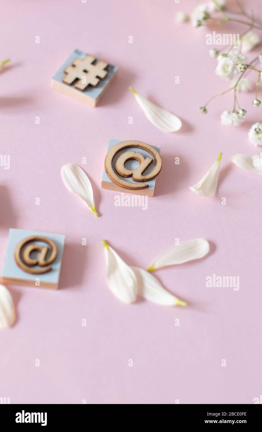 Social Media icone su piastrelle di legno su uno sfondo rosa - immagine concetto di vita ferma. Foto Stock