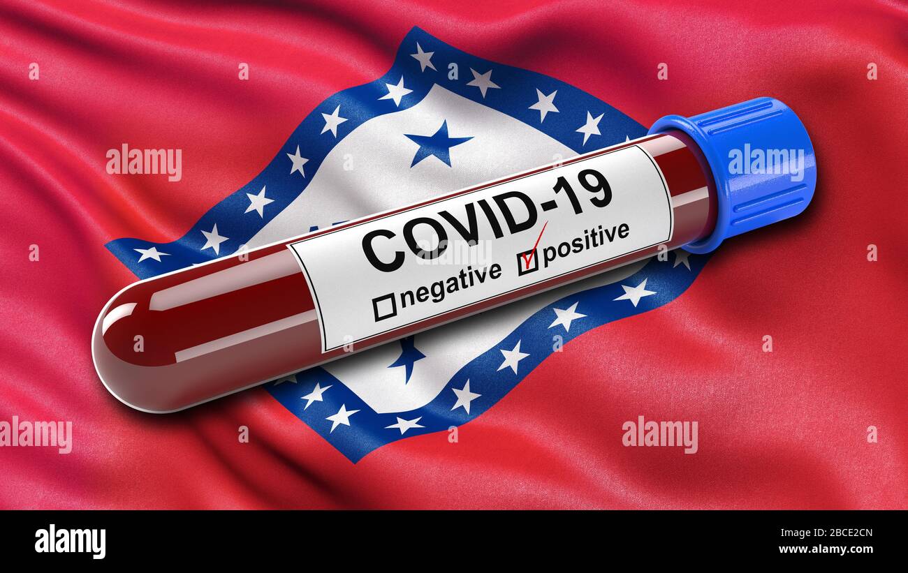 Bandiera dello stato DEGLI STATI UNITI dell'Arkansas che ondola nel vento con una provetta per analisi del sangue positiva Covid-19. Foto Stock