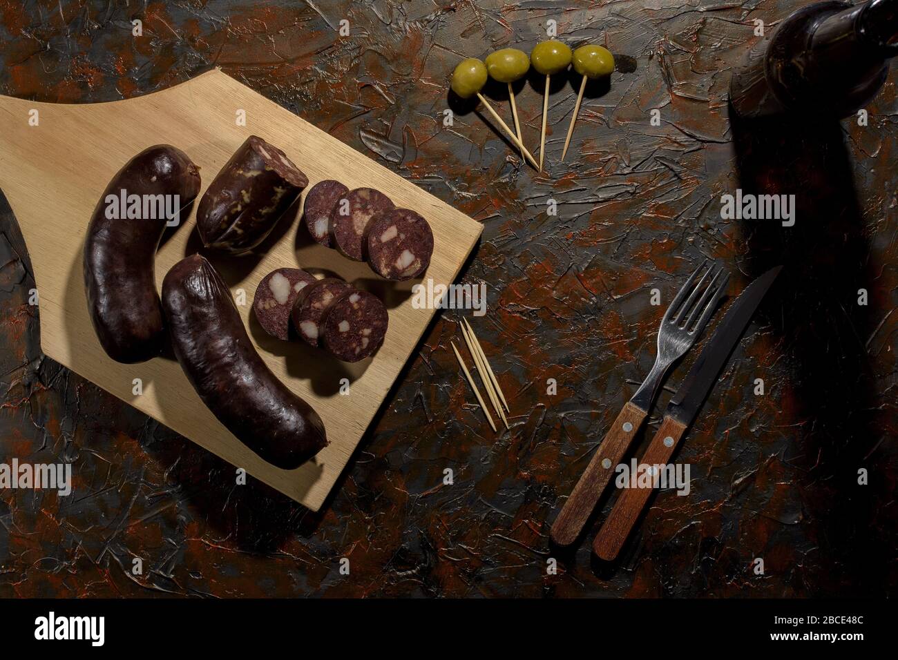 Salsicce di sangue tagliate a fette servite a mangiare Foto Stock