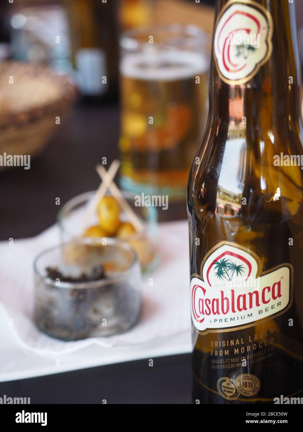 Pranzo, birra di qualità Casablanca, Medina, Marrakech, Marocco, Nord Africa Foto Stock