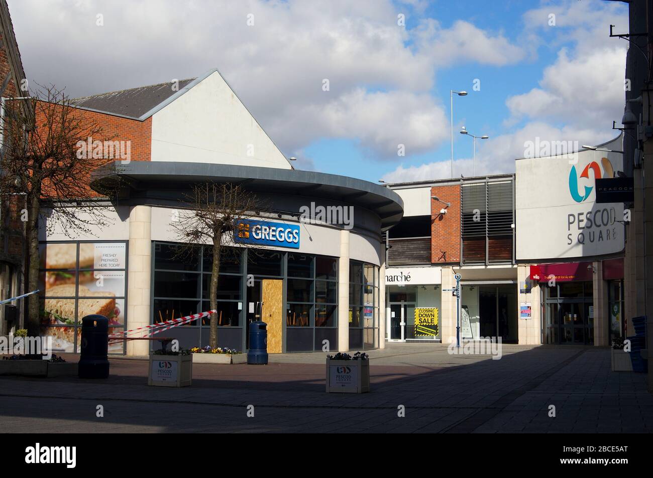 Piazza Pescod vuota con centro commerciale GREGGS durante il blocco del coronavirus nel centro della città. Questa filiale di greggs è stata chiusa nel 2025 Foto Stock