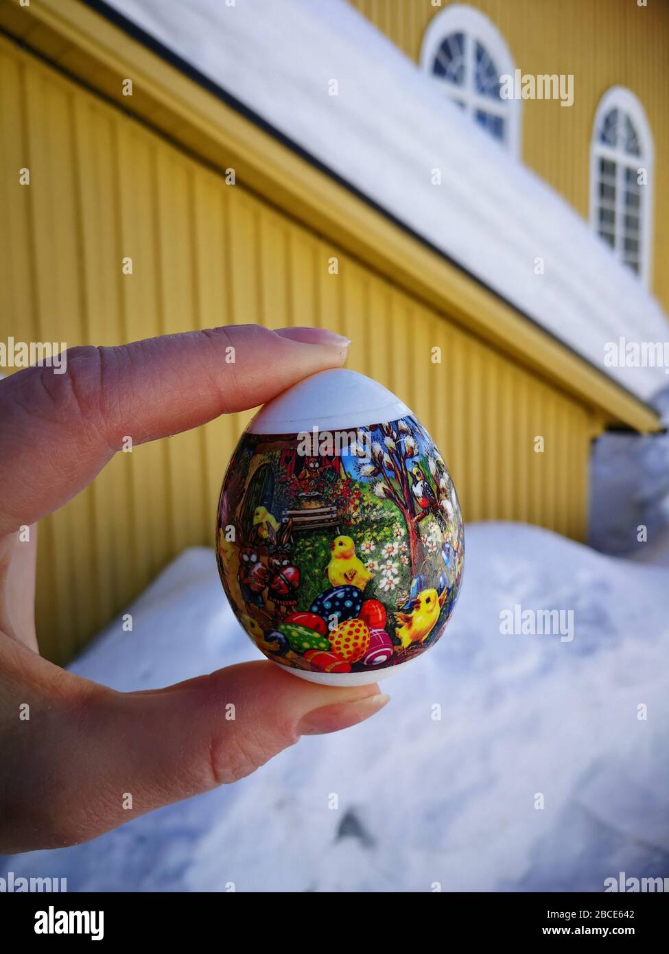 tradizione russa, uovo colorato in una mano Foto Stock