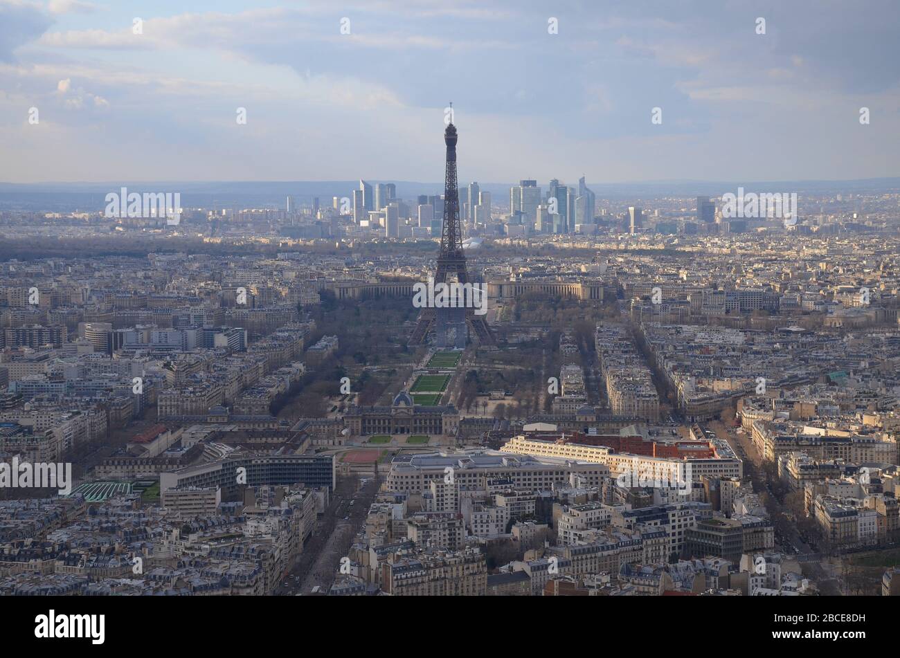 Parigi, die Hauptstadt Frankreichs: Blick vom Tour Montparnasse über die Stadt, Panorama mit Eiffel Foto Stock