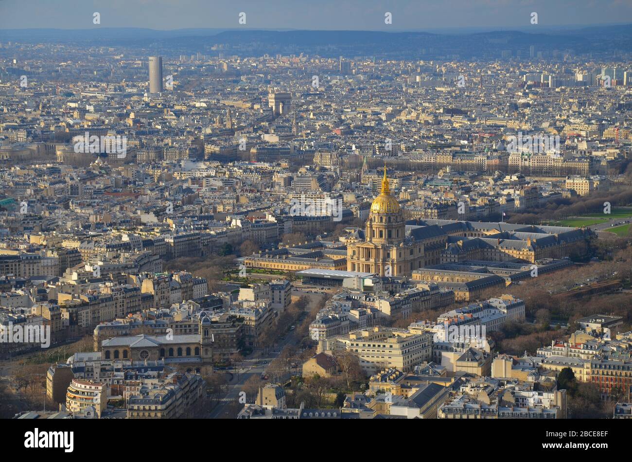 Parigi, die Hauptstadt Frankreichs: Blick vom Tour Montparnasse über die Stadt, Panorama mit Invalidendom Foto Stock