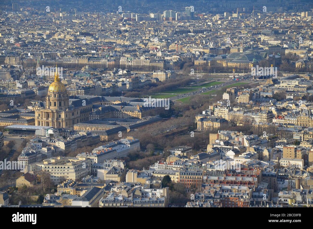 Parigi, die Hauptstadt Frankreichs: Blick vom Tour Montparnasse über die Stadt, Panorama mit Invalidendom Foto Stock