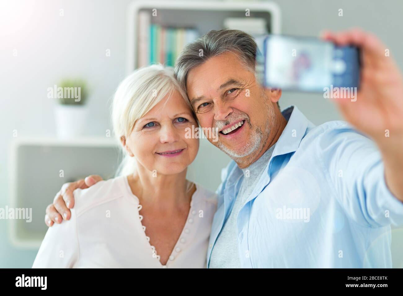 Coppia senior tenendo selfie Foto Stock