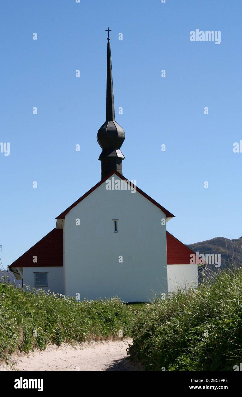 Chiesa di Ervik sulla costa norvegese Foto Stock