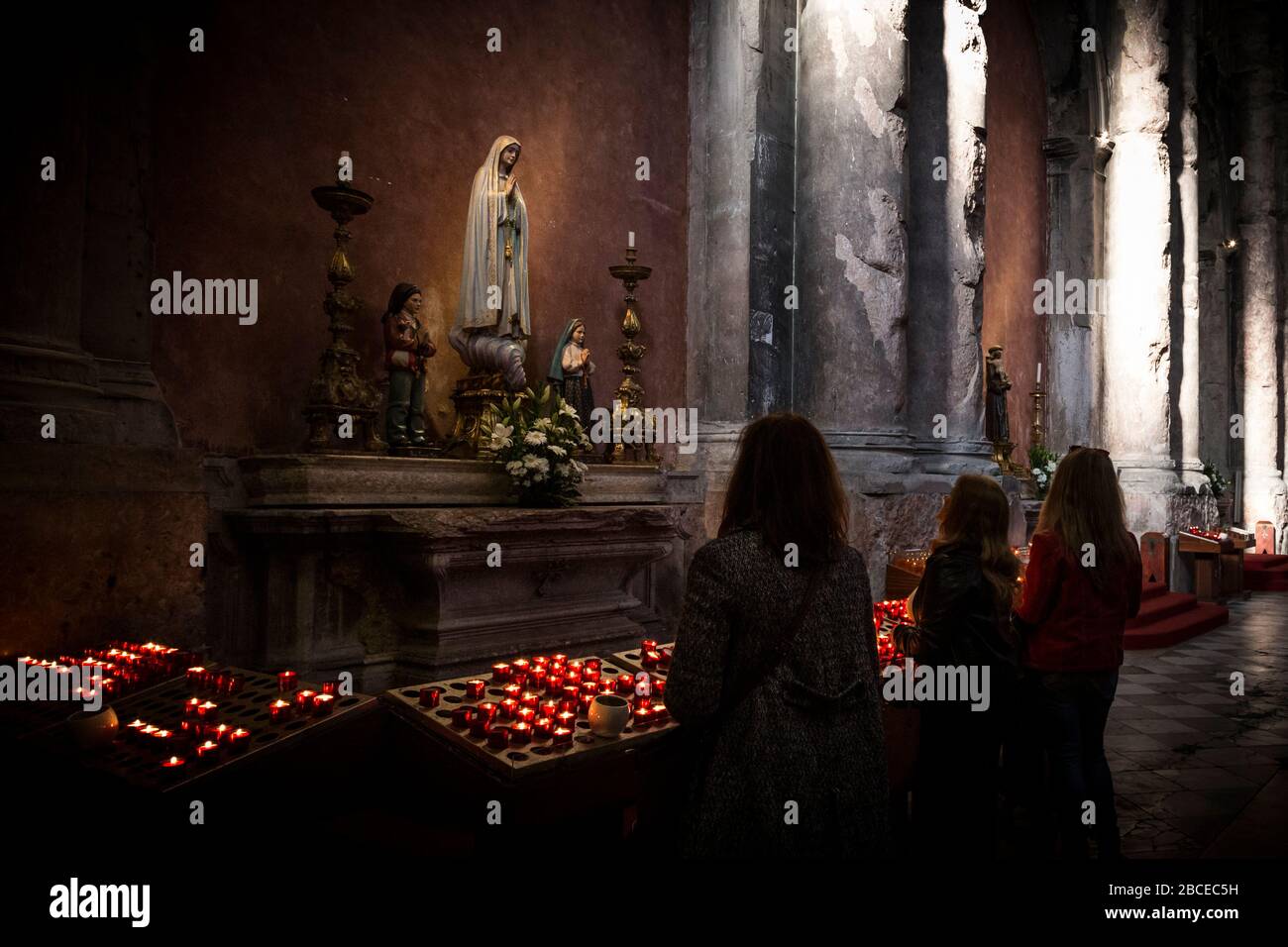 Visitatori all'interno di Igreja Paroquial do Santíssimo Sacramento, Lisbona Foto Stock