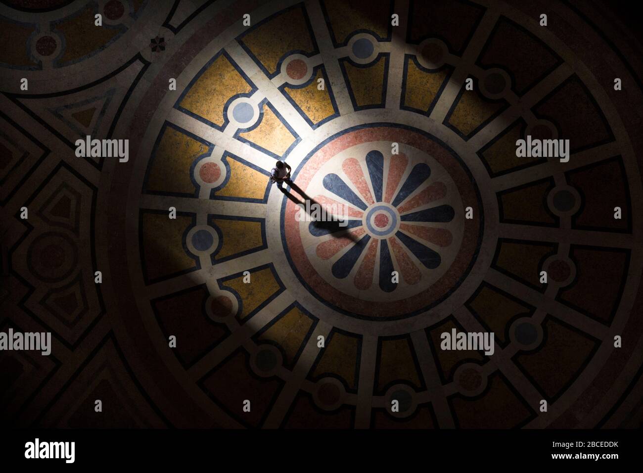 Vista ad angolo alto di un uomo che proietta la sua ombra sul pavimento decorato all'interno del Pantheon Nazionale (ex Chiesa di Santa Engrácia), Lisbona Foto Stock