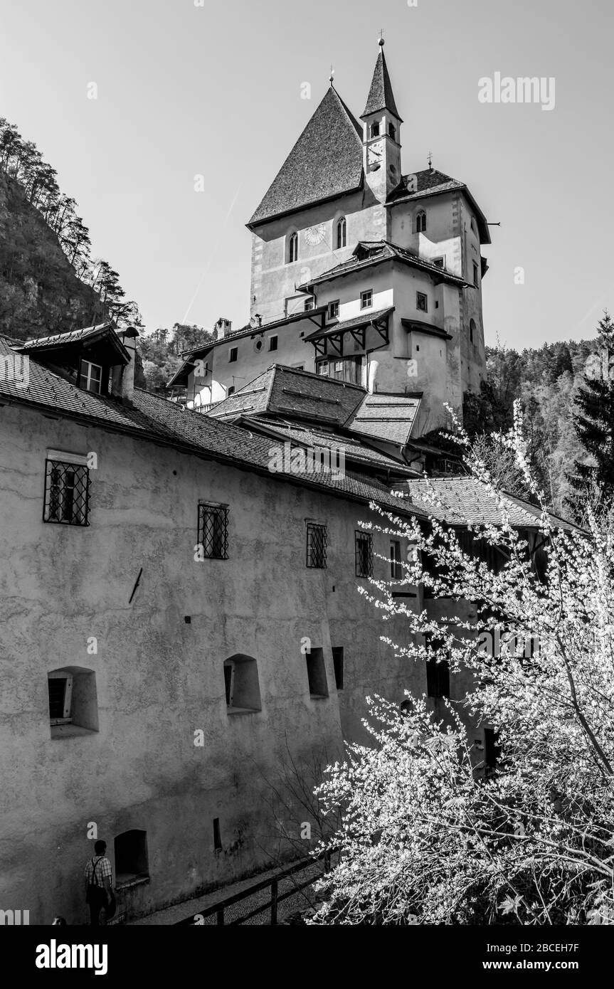 Santuario di San Romedio dedicato a San Romedius situato su un ripido sperone roccioso nel paesaggio naturale della Val di non, Trentino Alto Adige, NOR Foto Stock