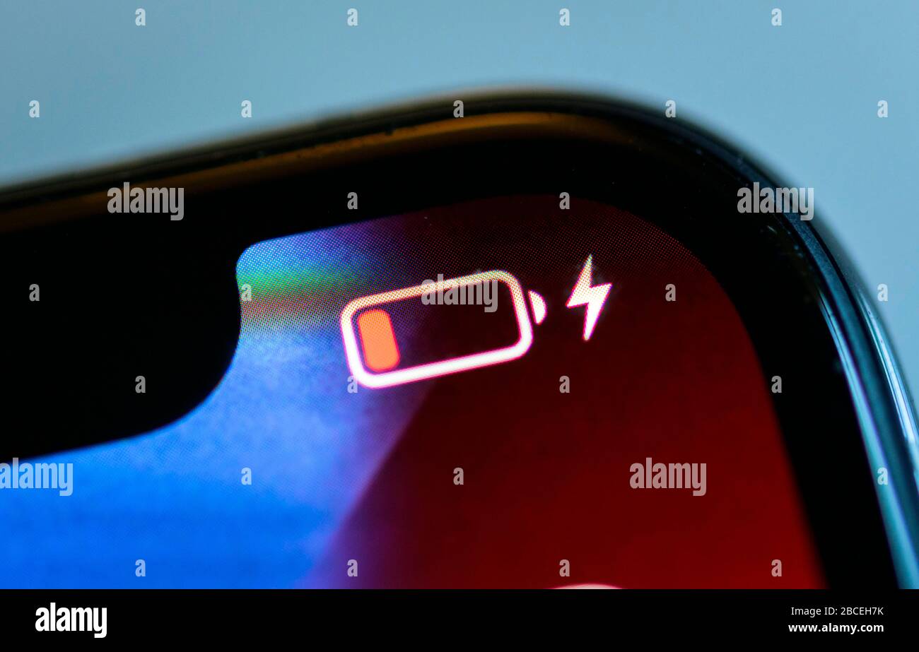 Batteria scarica, indicatore della batteria, batteria, iPhone, iOS,  smartphone, display, primo piano, dettagli Foto stock - Alamy