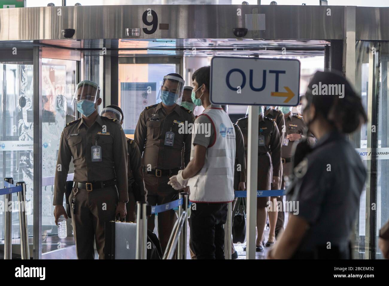 4 aprile 2020, Bangkok, Bangkok, Thailandia: La Thailandia ha vietato tutti i voli internazionali di sbarco nel paese a partire da aprile 4th almeno fino alla fine di lunedì aprile 6th. L'aeroporto internazionale Suvanarbhumi di Bangkok, uno dei 2 aeroporti internazionali che servono la capitale tailandese, era un'ombra di sé, in quanto le sale di partenza e i banchi di check-in erano in gran parte vuoti di persone e attività. Queste misure estreme sono state messe in atto nel tentativo di impedire l'importazione nel paese di nuovi casi di Covid-19. (Immagine di credito: © Adryel Talamantes/ZUMA Wire) Foto Stock